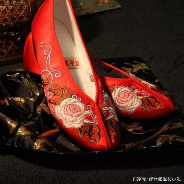 这双绣花鞋出现以后,就听见一声惨叫,便有人失去了性命,一桩令山城