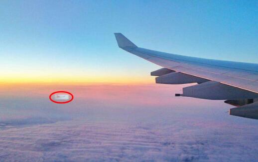 神仙等字眼并不会感到陌生,可是一位网友在网上上传了几张坐飞机时