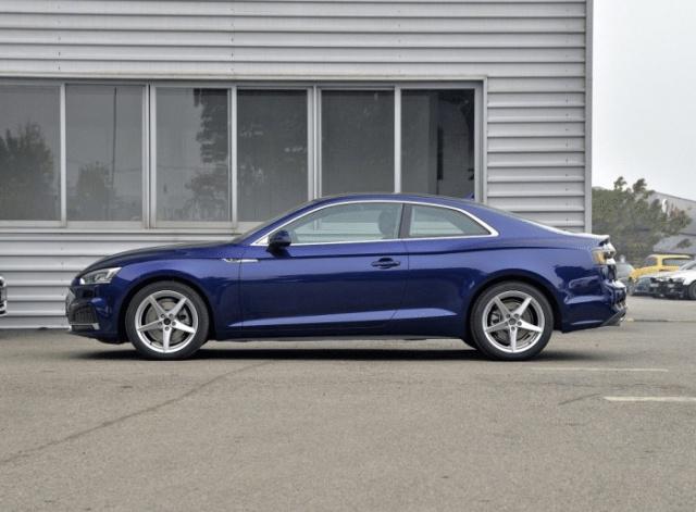 而其车身侧面造型则是明显的具有运动色彩,掀背款车型与奥迪a7的造型