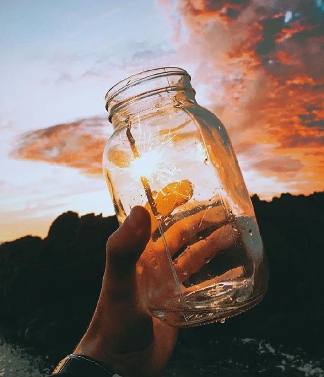 越有故事的人就越是沉静简单,越肤浅单薄的人也越浮躁不安.
