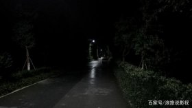 一个人在黑夜里孤独行走的图片