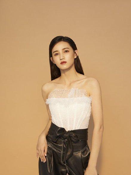 周开开饰演剧中的女二号路清舞,路清舞是一个钓系小妖精.