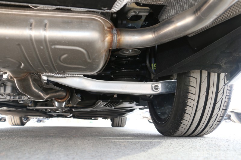 了前麦弗逊式独立外加后多连杆式独立的悬架形式,底盘调教扎实紧致,偏